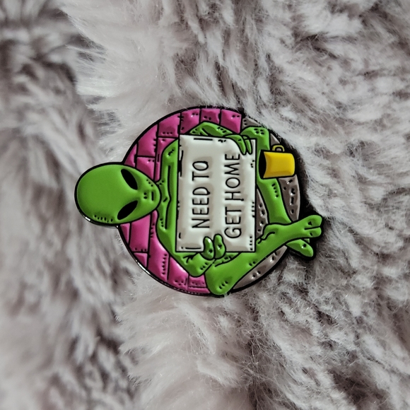Alien Panhandling With Sign "NEED TO GET HOME" Enamel Pin - Picture 3 of 3
